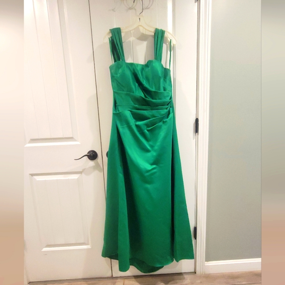 Damas bridesmaids dress. Size medium. Green.